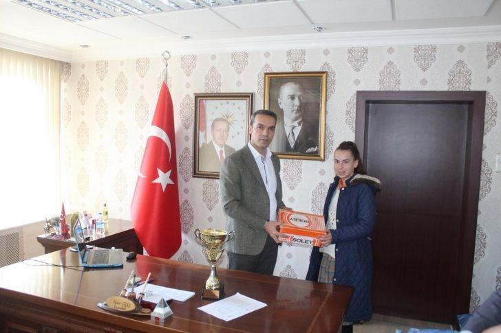 Kütahya’nın tek ilçe ortaokul kız basketbol takımı ödüllendirildi G4