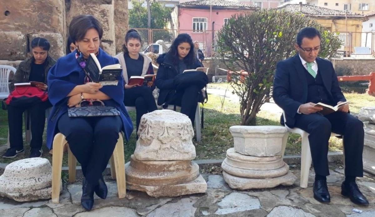 Tarihi kilisede okuma etkinliği