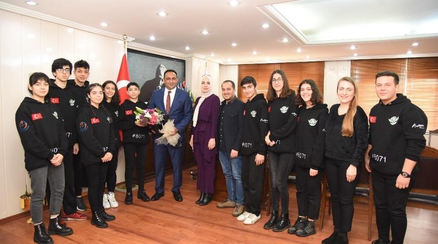 R3D3 Robot takımı, Başkan Yılmaz&rsquo;la buluştu