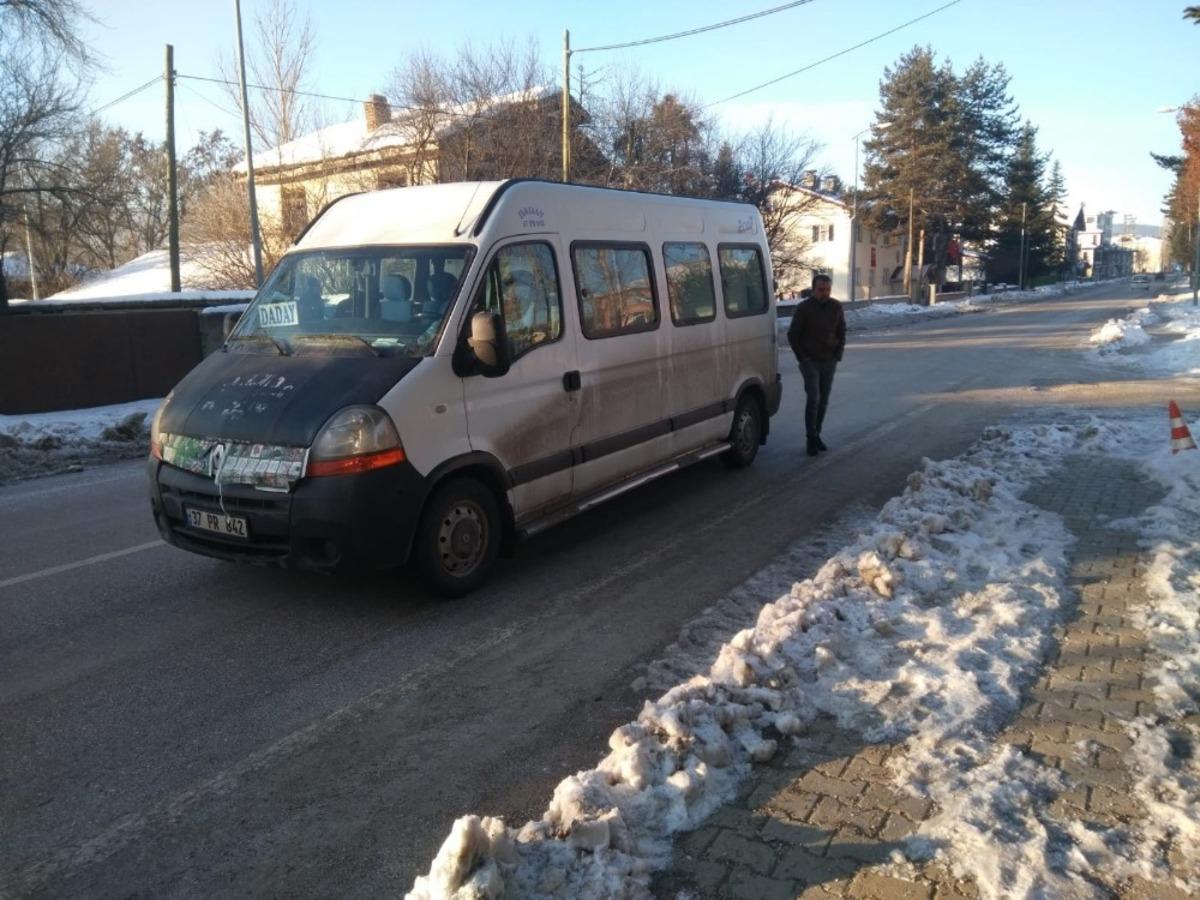 Kastamonu&rsquo;da yolcu minib&uuml;s&uuml;n&uuml;n &ccedil;arptığı yaya yaralandı