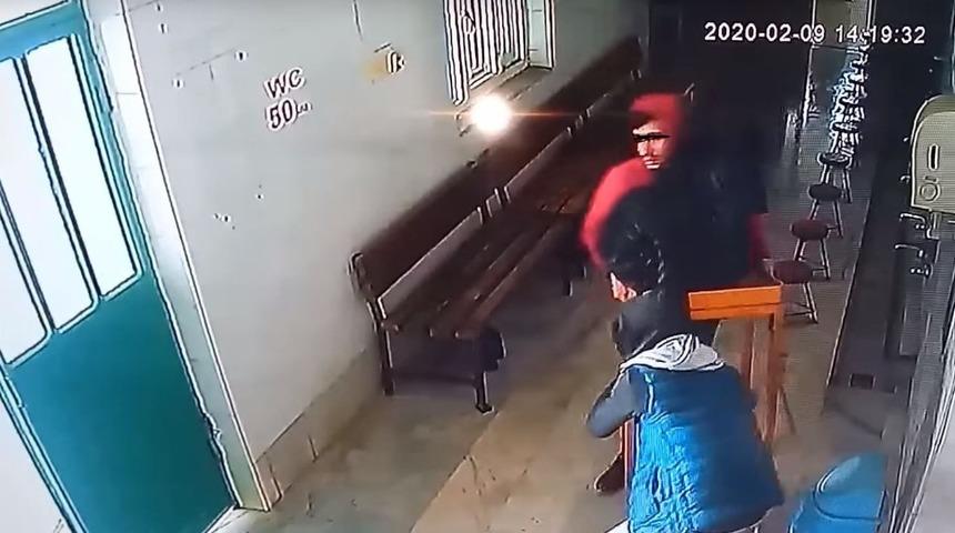 Camideki sadaka kutusunu masasıyla &ccedil;alan zanlılar yakalandı