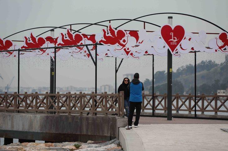 Bayraklı’da ’Sevgililer Günü’ kutlaması G3