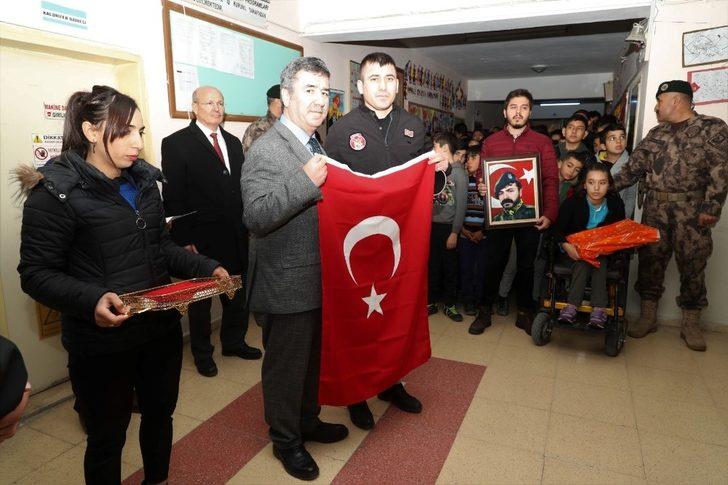 Özel harekat polisleri Şehit Soysal okulunu ziyaret etti G2