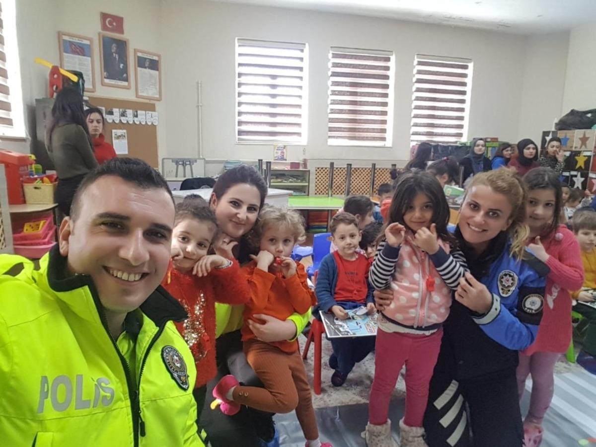 Hakkari polisi sevgiyi &ouml;ğretti