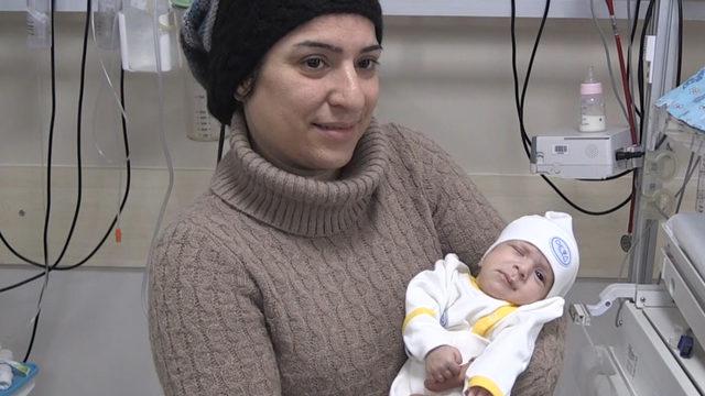Organları dışarıda doğmuştu... Baran bebek yaşam mücadelesini kazandı