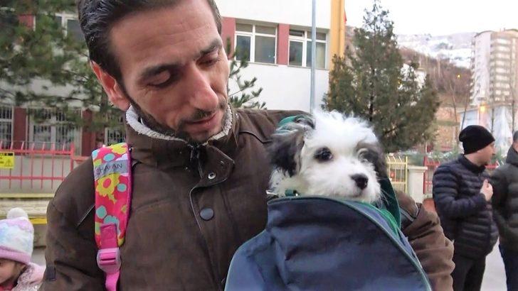 Yavru köpeğini spor çantasında taşıyor G4