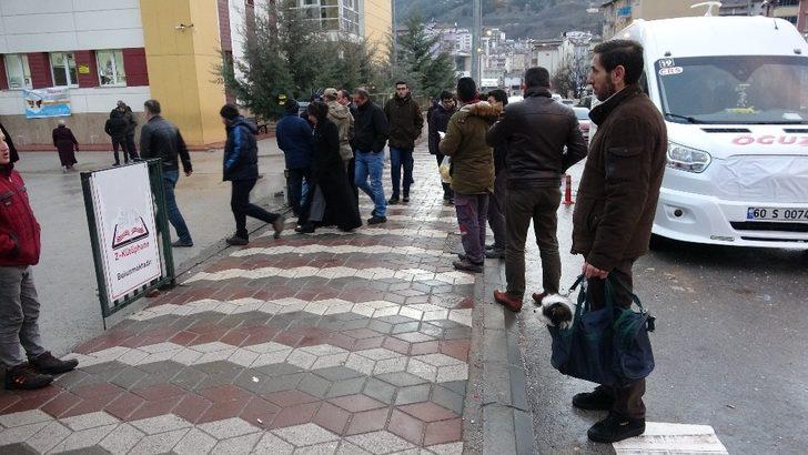 Yavru köpeğini spor çantasında taşıyor G5