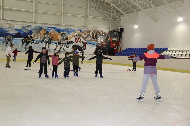 Ecevit’in adını taşıyan buz sporları salonu ilgi görüyor G2