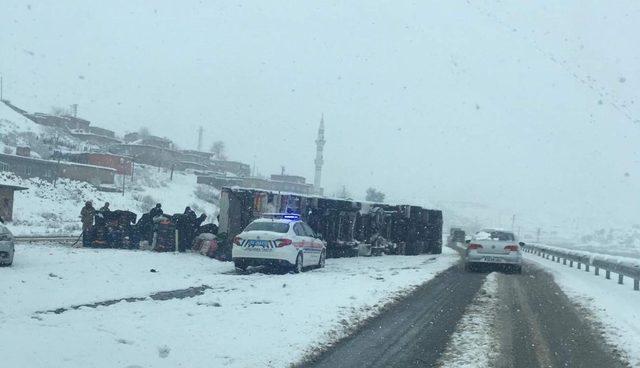 Siirt’te meyve yüklü tır devrildi: 1 yaralı