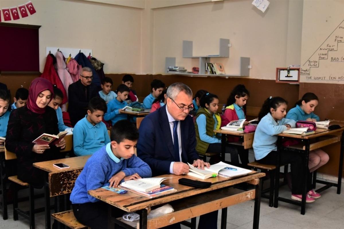 Vali Deniz, &ouml;ğrencilerle birlikte kitap okudu