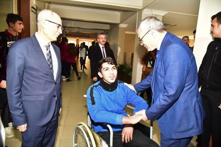 Vali Deniz, öğrencilerle birlikte kitap okudu G2