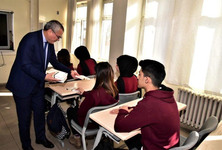 Vali Deniz, öğrencilerle birlikte kitap okudu G3