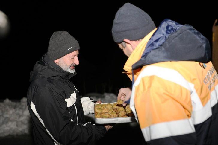 Başkan Çolakbayrakdar’dan gece boyu kar mesaisi G1