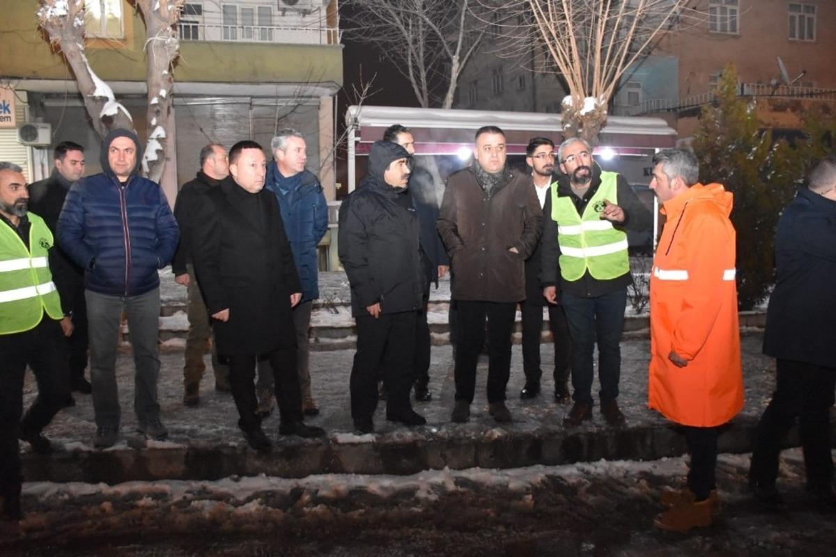 Başkan Beyoğlu gece yarılarına kadar kar temizleme mesaisinde