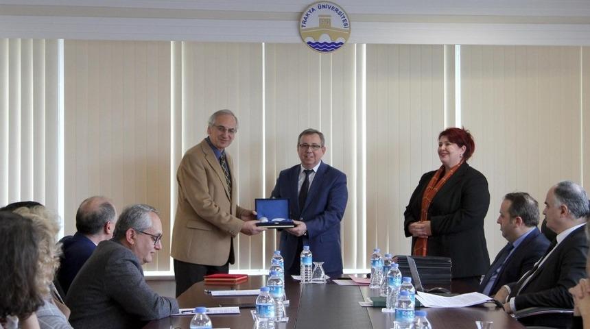 31 yıl hizmet veren ve emekli olan Prof. Dr. Alp&rsquo;e teşekk&uuml;r plaketi