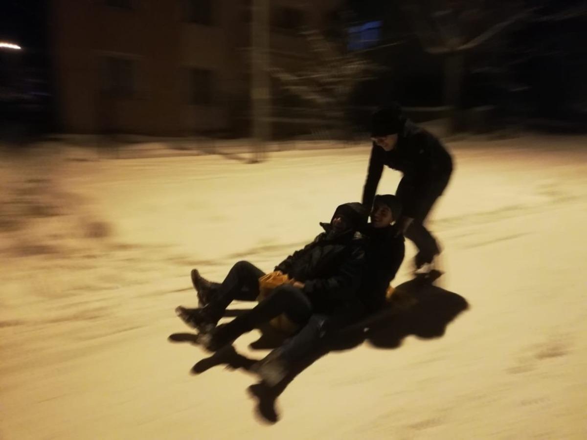 &Ccedil;ocuklar leğenle kayarak karın keyfini &ccedil;ıkardı