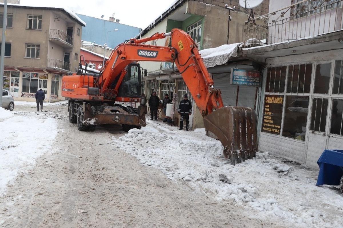 Ağrı Belediyesi karla m&uuml;cadele &ccedil;alışmalarına devam ediyor