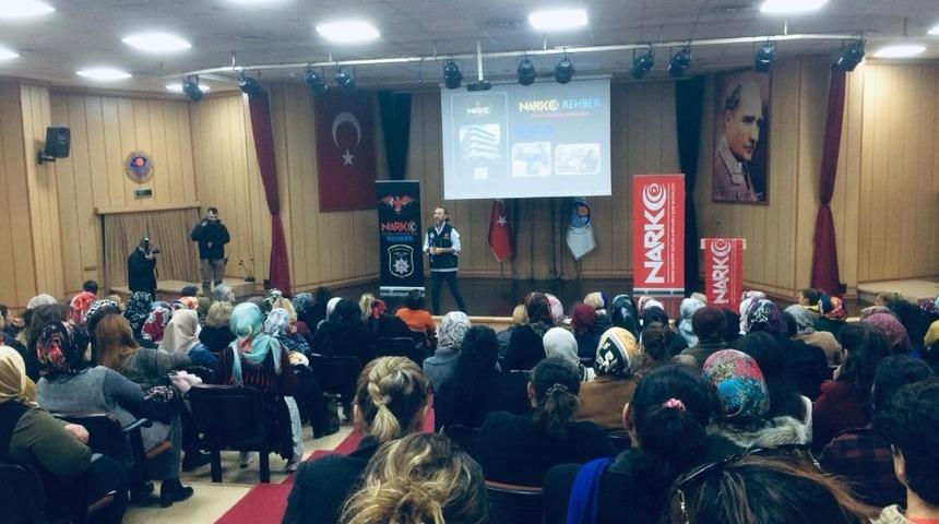 Mersin&rsquo;de vatandaşlar uyuşturucu konusunda bilgilendiriliyor