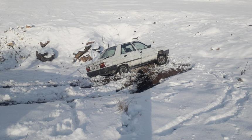 Karlı yolda kayan otomobil şarampole yuvarlandı