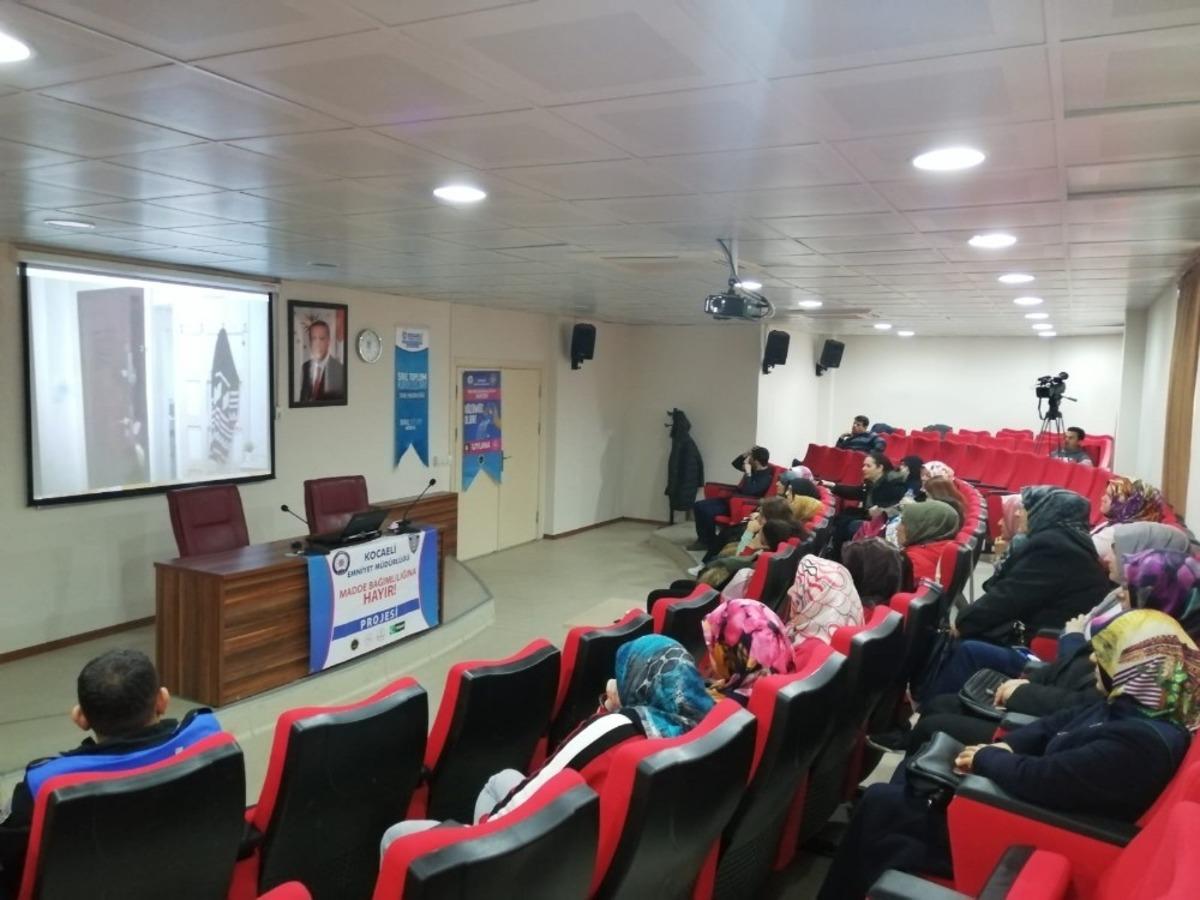 Annelere &lsquo;Teknoloji ve Madde Bağımlılığı eğitimi&rsquo;