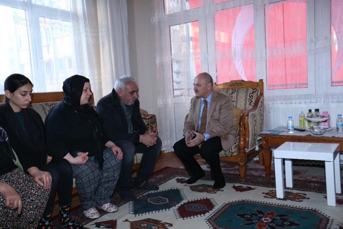 Vali &Ccedil;akacak, Şehit Karaca&rsquo;nın ailesini evinde ziyaret etti