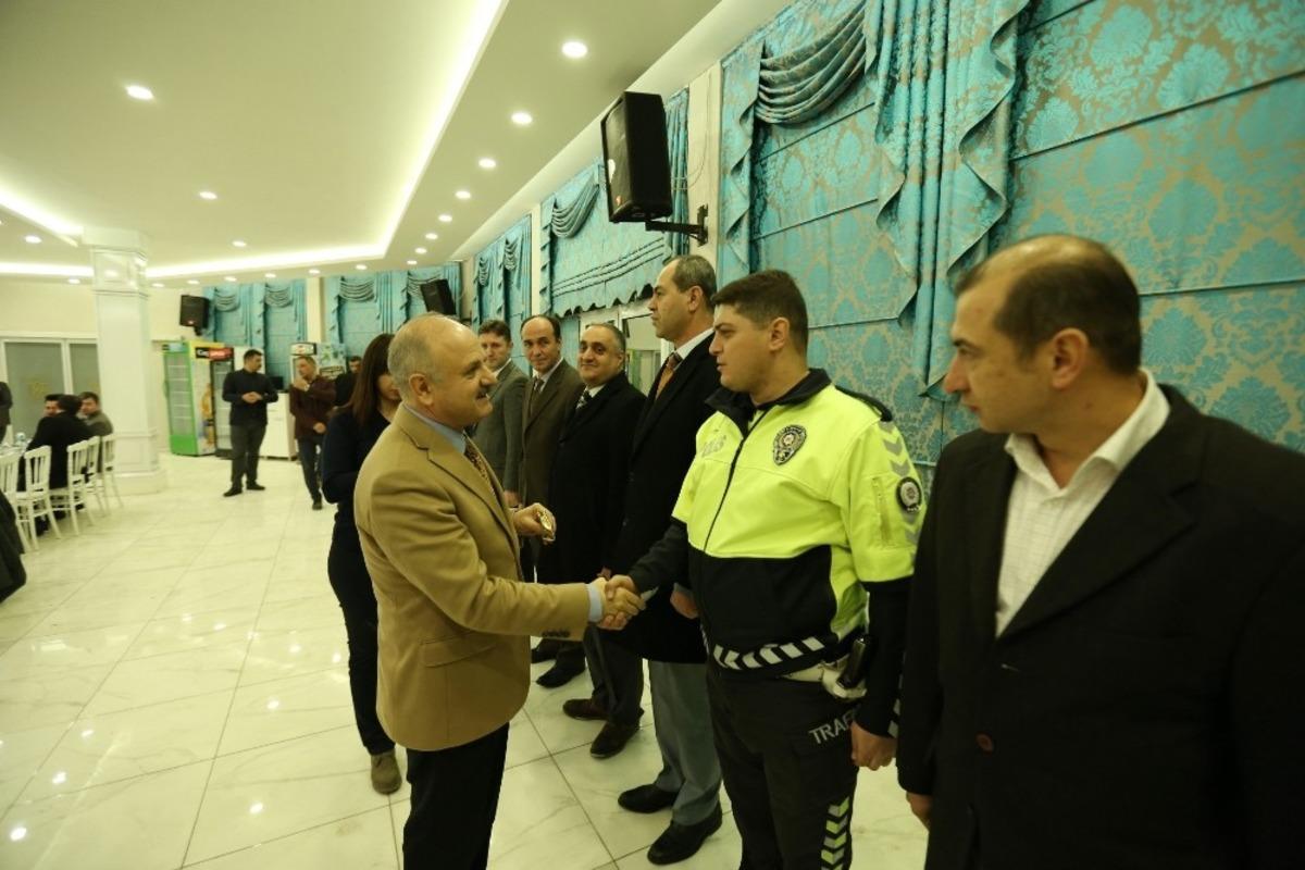 Vali &Ccedil;akacak, ayın başarılı polislerine &ouml;d&uuml;l verdi