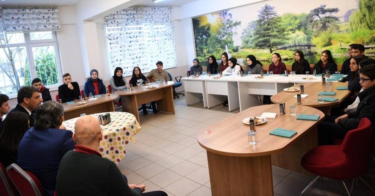 Kocaman gen&ccedil;lerle buluşmaya devam ediyor