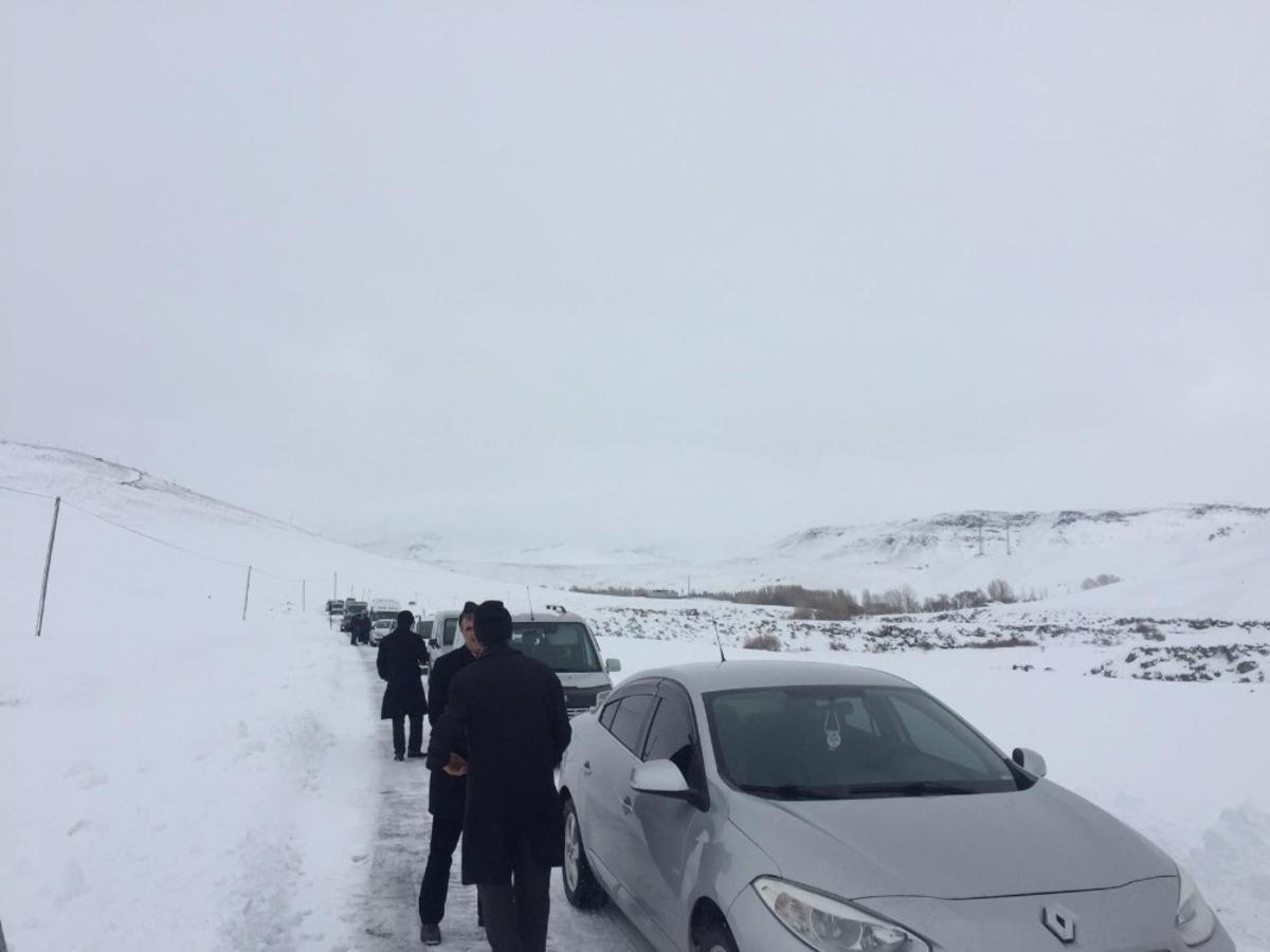 Cenaze aracı tipide mahsur kaldı