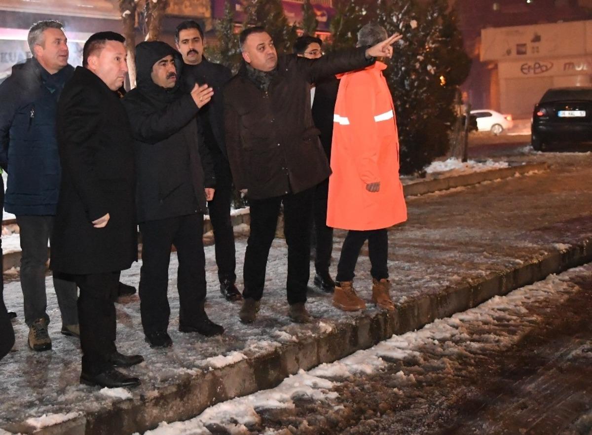 Vali G&uuml;zeloğlu tuzlama ve temizleme &ccedil;alışmalarını denetledi