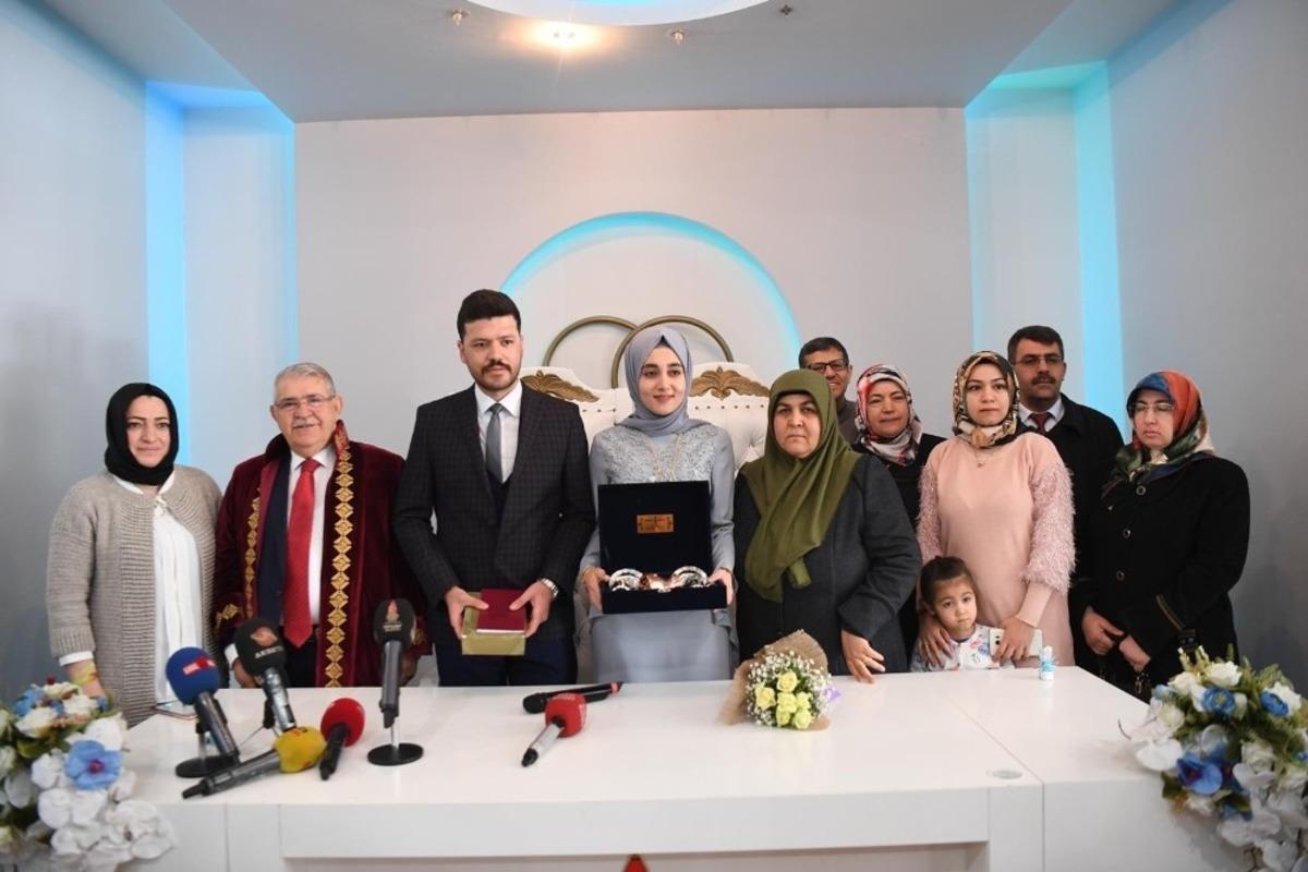 Sevgililer G&uuml;n&uuml;nde 17 &ccedil;ifte toplu nikah