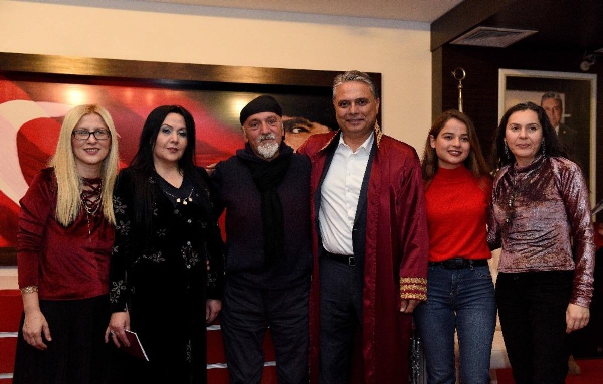 Sevgililer G&uuml;n&uuml;nde her 15 dakikada nikah kıyıldı