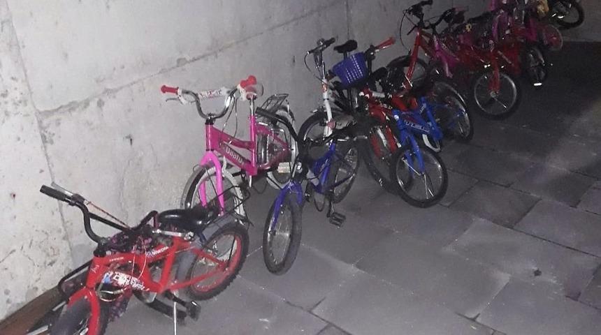 Bisiklet ve bebek arabaları &ccedil;alan hırsız tutuklandı