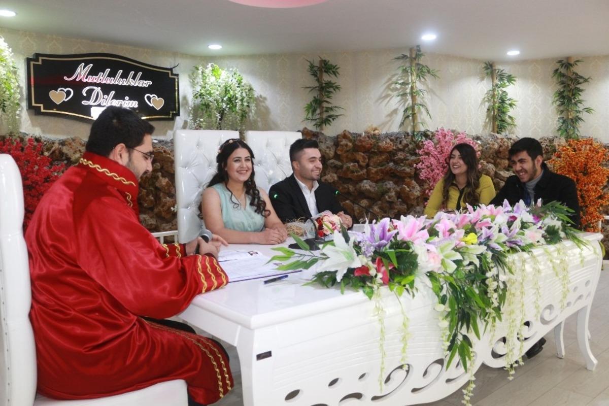 Sevgililer G&uuml;n&uuml;&rsquo;nde nikah yoğunluğu yaşanıyor