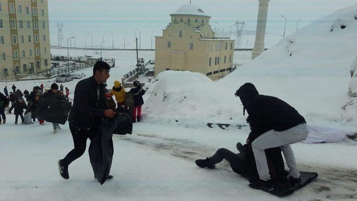 Okullar tatil oldu, çocuklar karın keyfini çıkardı G1