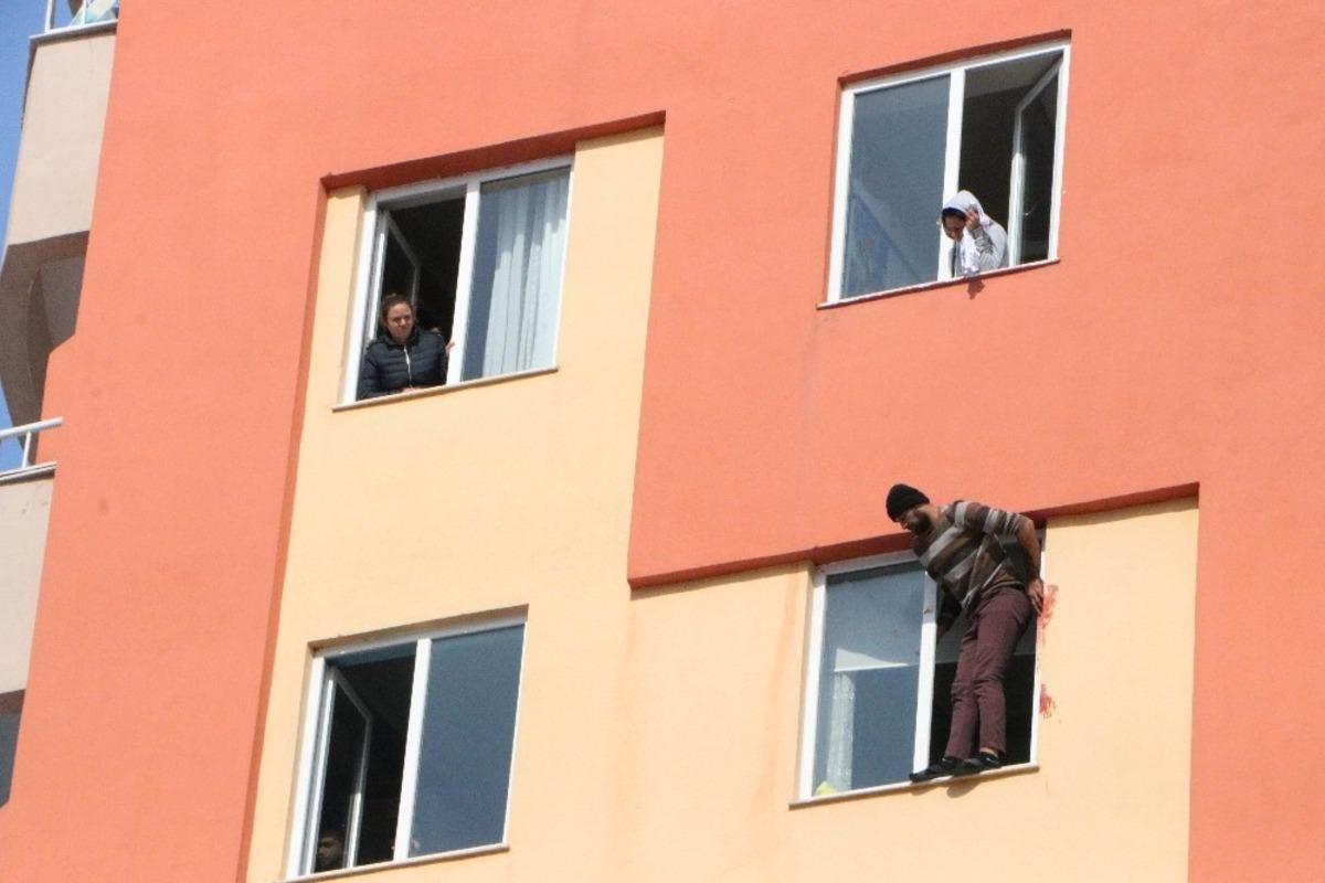 Kayseri'de intihar girişimi! Pencereye &ccedil;ıkıp kendini kesmeye başladı