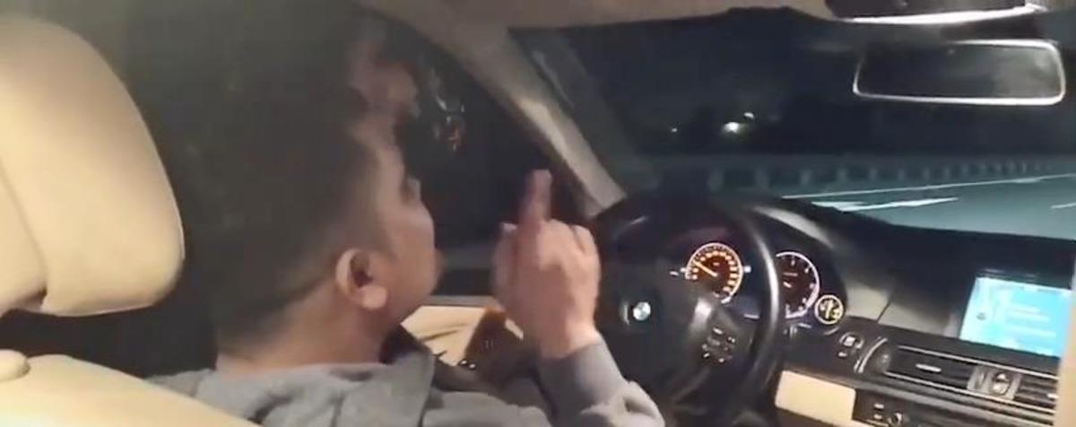 Tepki &ccedil;eken olay! Bu da direksiyonu bırakıp dans eden trafik magandası
