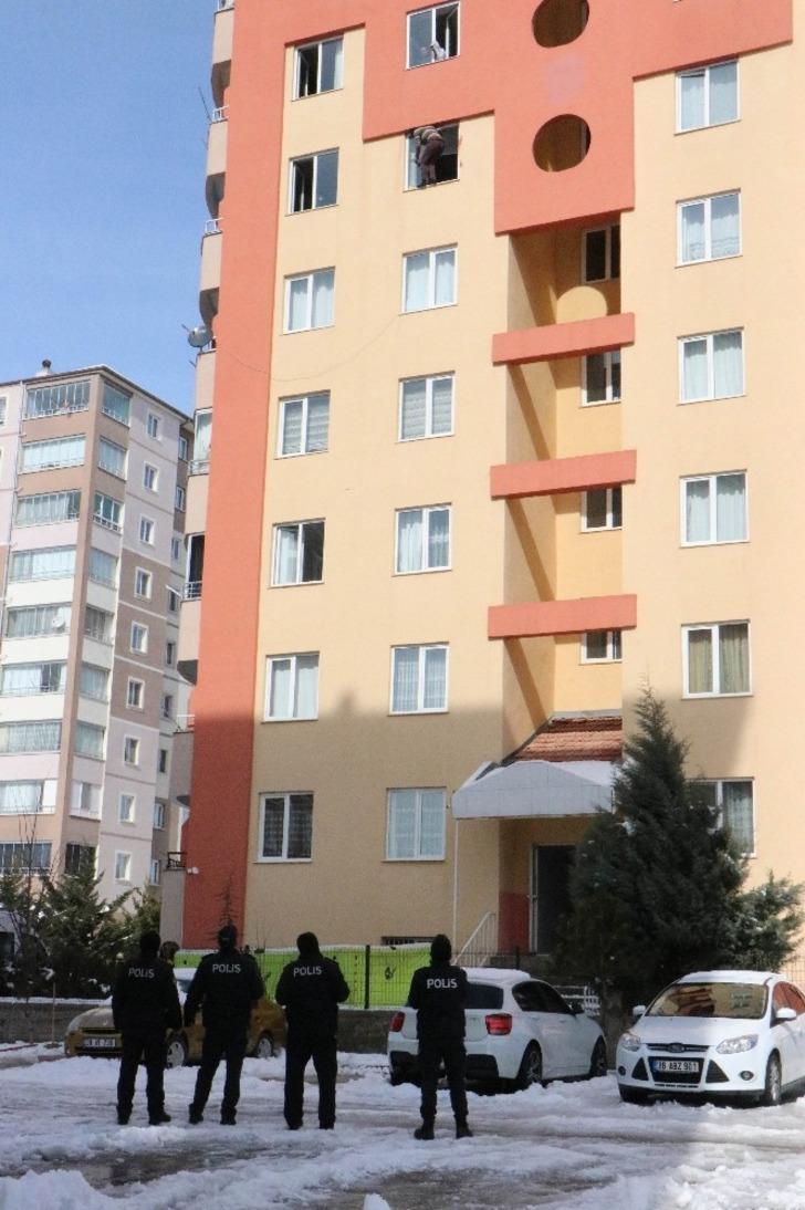 Kayseri'de intihar girişimi! Pencereye çıkıp kendini kesmeye başladı G1