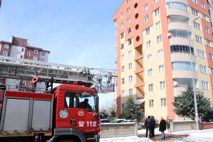 Kayseri'de intihar girişimi! Pencereye çıkıp kendini kesmeye başladı G2