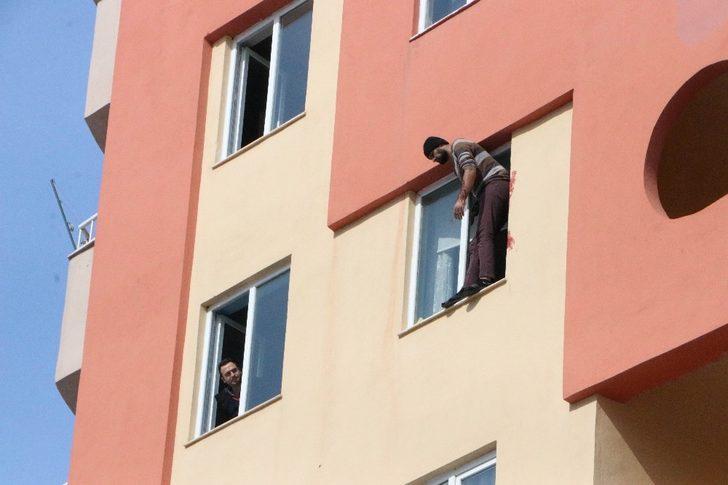 Kayseri'de intihar girişimi! Pencereye çıkıp kendini kesmeye başladı G3