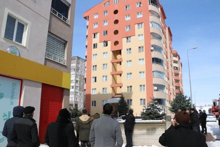 Kayseri'de intihar girişimi! Pencereye çıkıp kendini kesmeye başladı G4