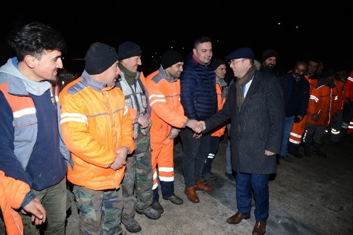Başkan Ekicioğlu, temizlik g&ouml;revlileri ile &ccedil;orba i&ccedil;ip vatandaşla g&ouml;r&uuml;nt&uuml;l&uuml; konuştu