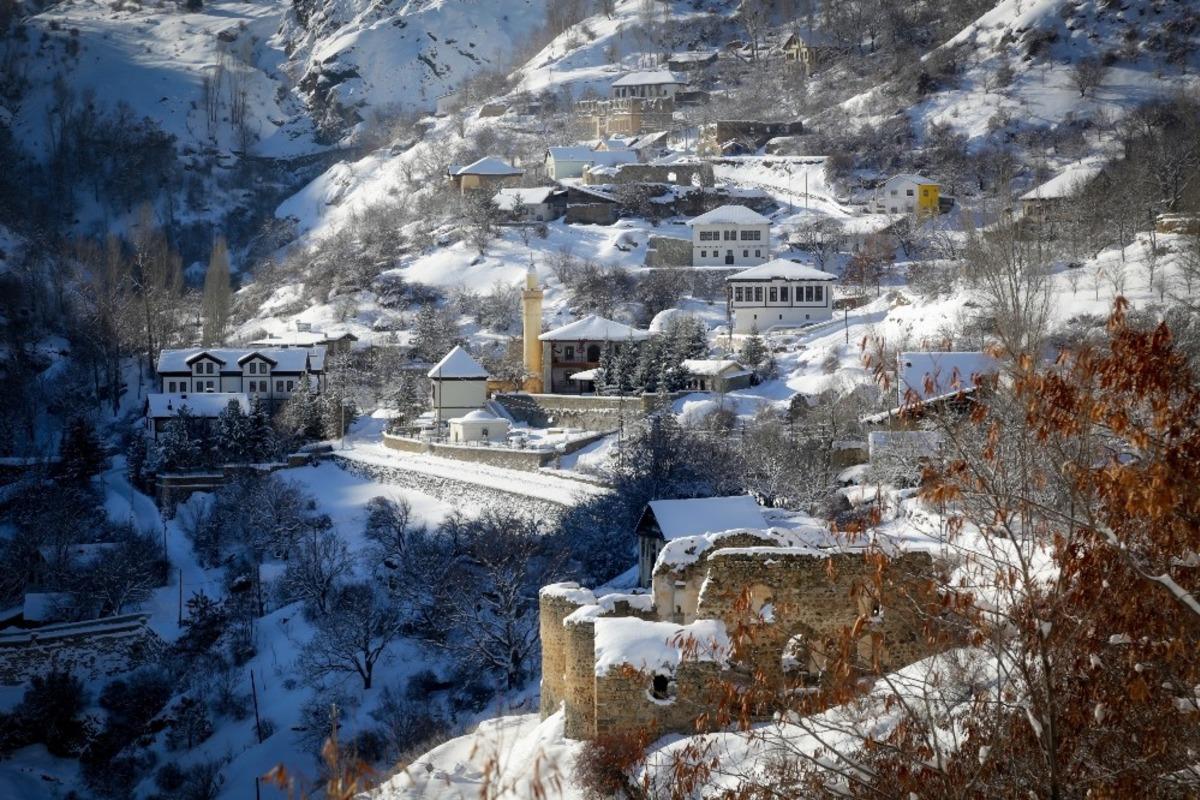 Tarihi kent beyaza b&uuml;r&uuml;nd&uuml;