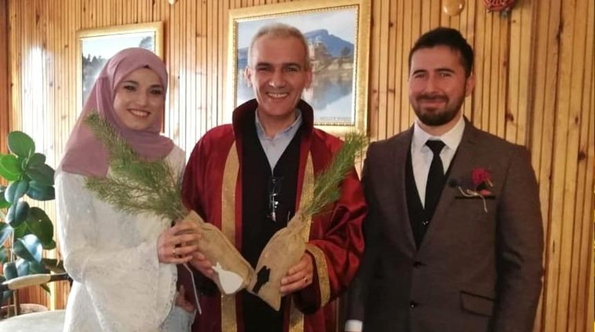 Nikah şekeri yerine fidan dağıttılar