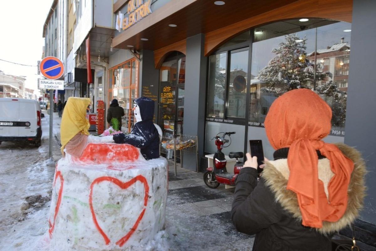 Sevgililer G&uuml;n&uuml;&rsquo;ne &ouml;zel kardan sevgili yaptılar!