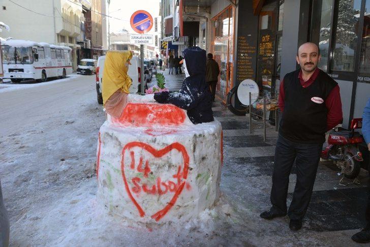 Sevgililer Günü’ne özel kardan sevgili yaptılar! G3