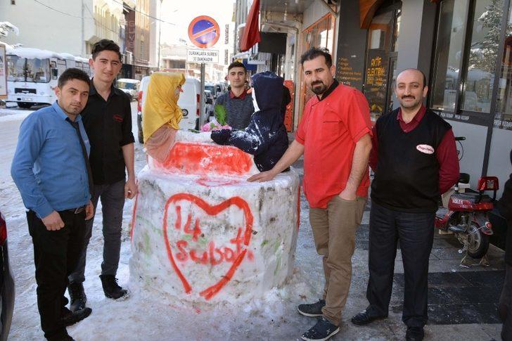Sevgililer Günü’ne özel kardan sevgili yaptılar! G4