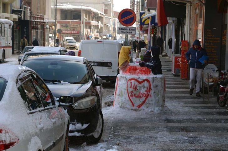 Sevgililer Günü’ne özel kardan sevgili yaptılar! G5