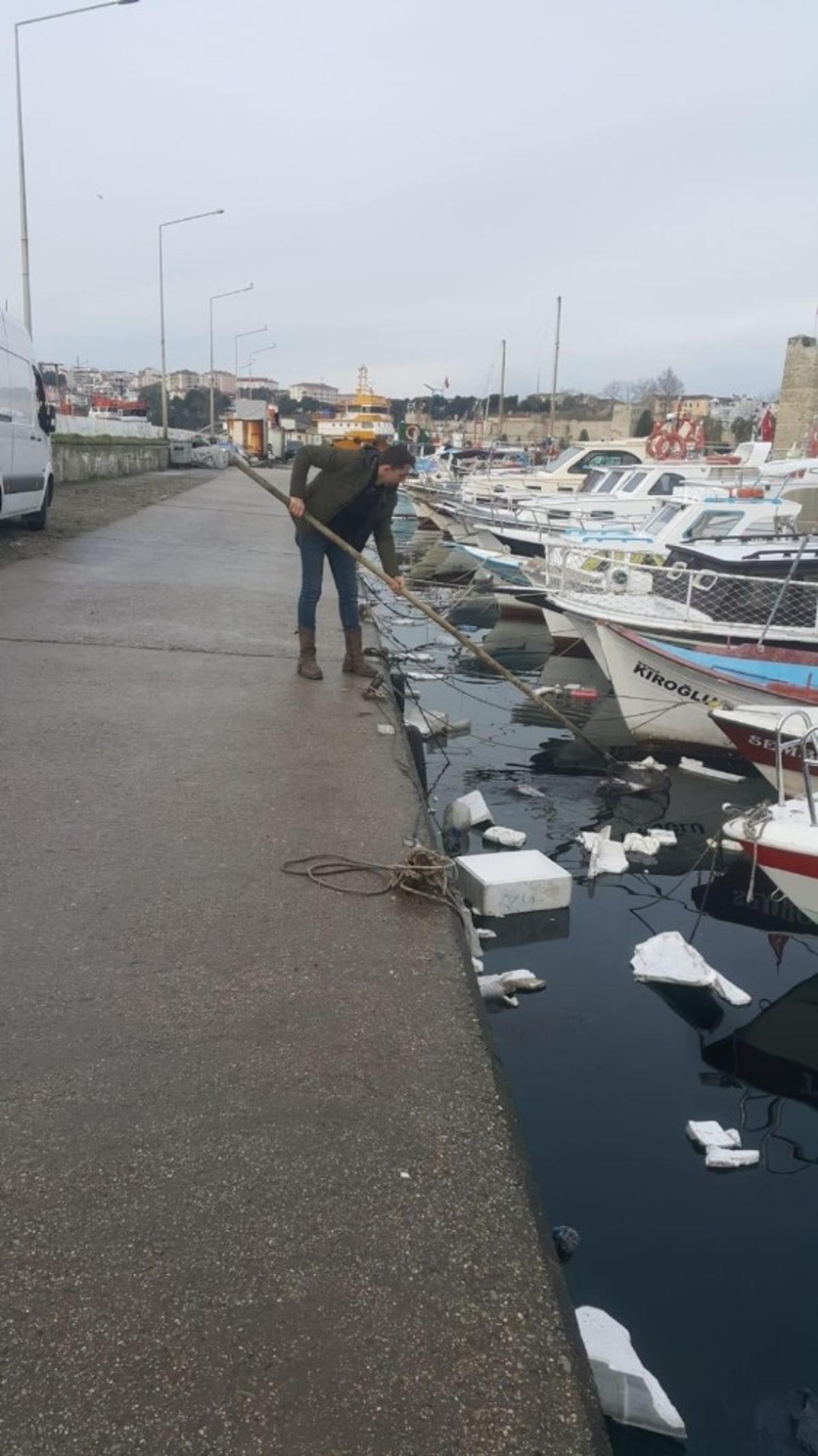 Kirlenen deniz y&uuml;zeyi temizlendi