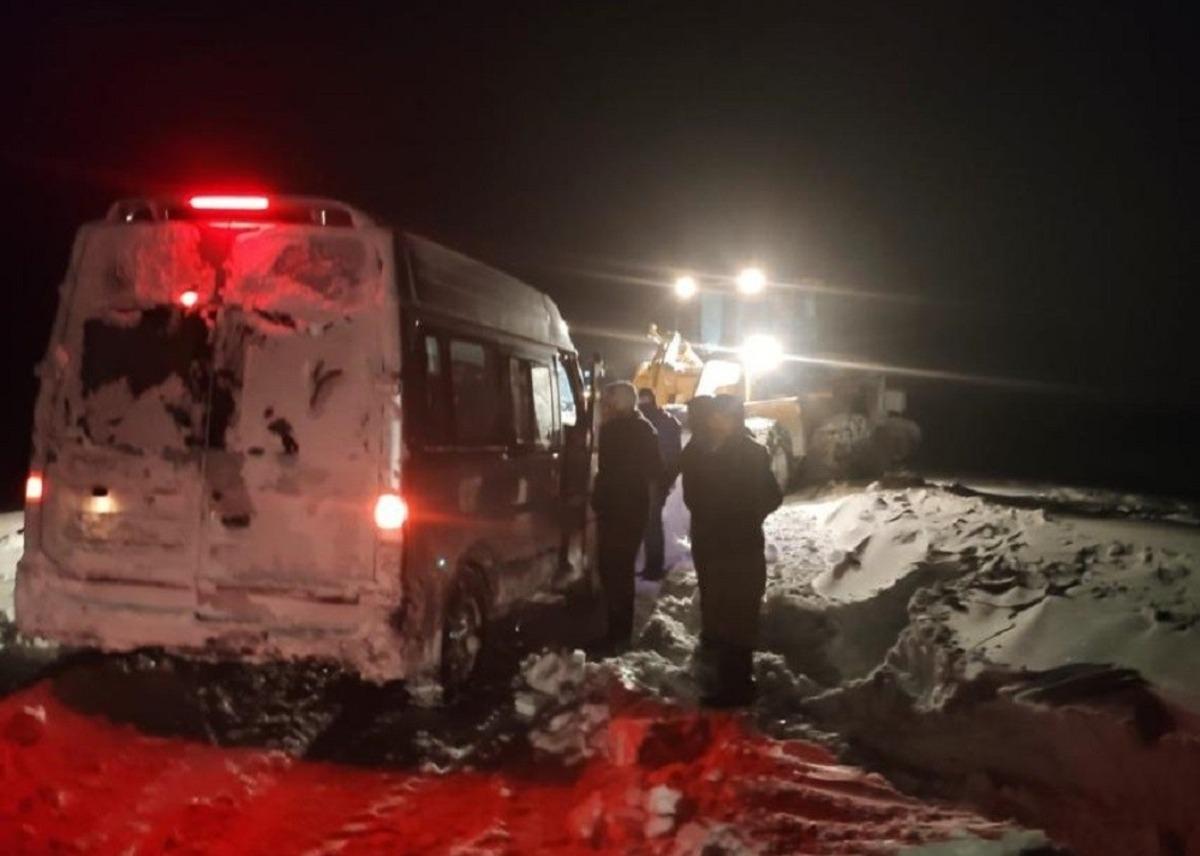 Yolda mahsur kalan vatandaşları belediye kurtardı