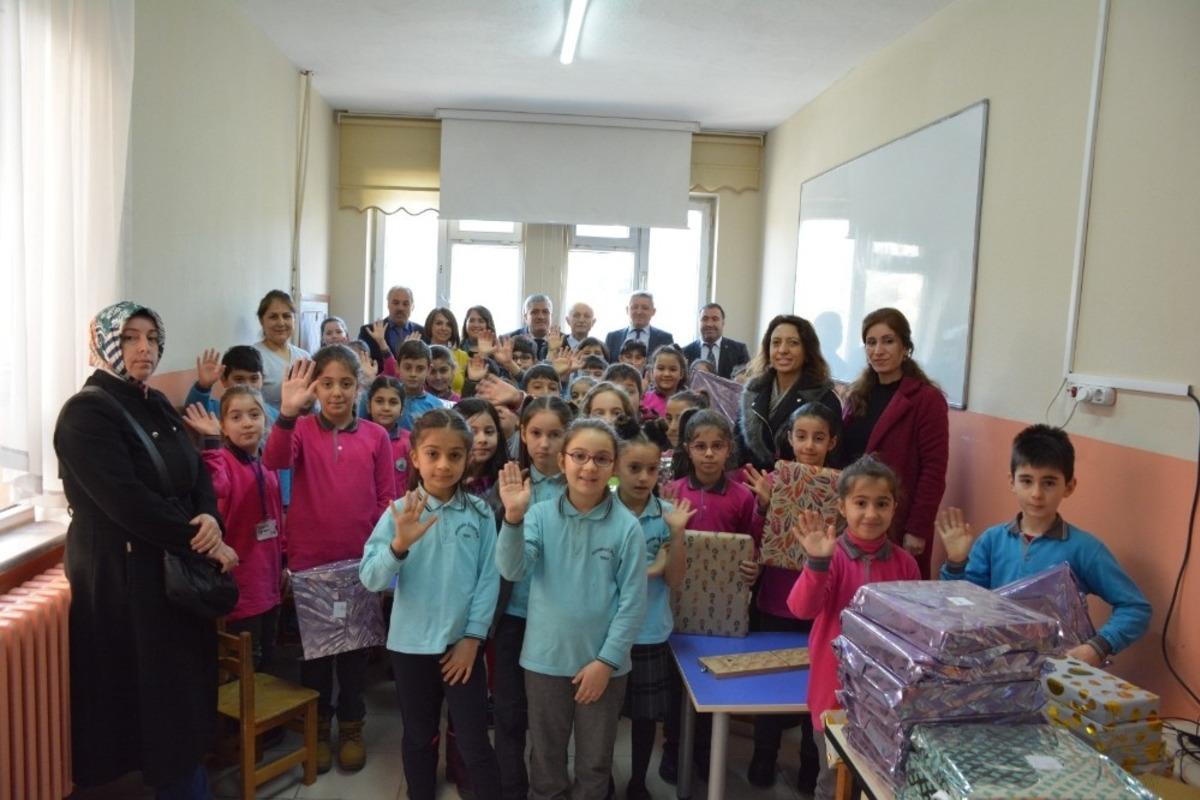 &Ccedil;ocuk Meclisi&rsquo;nden &lsquo;kardeş okuluma hediye&rsquo; etkinliği